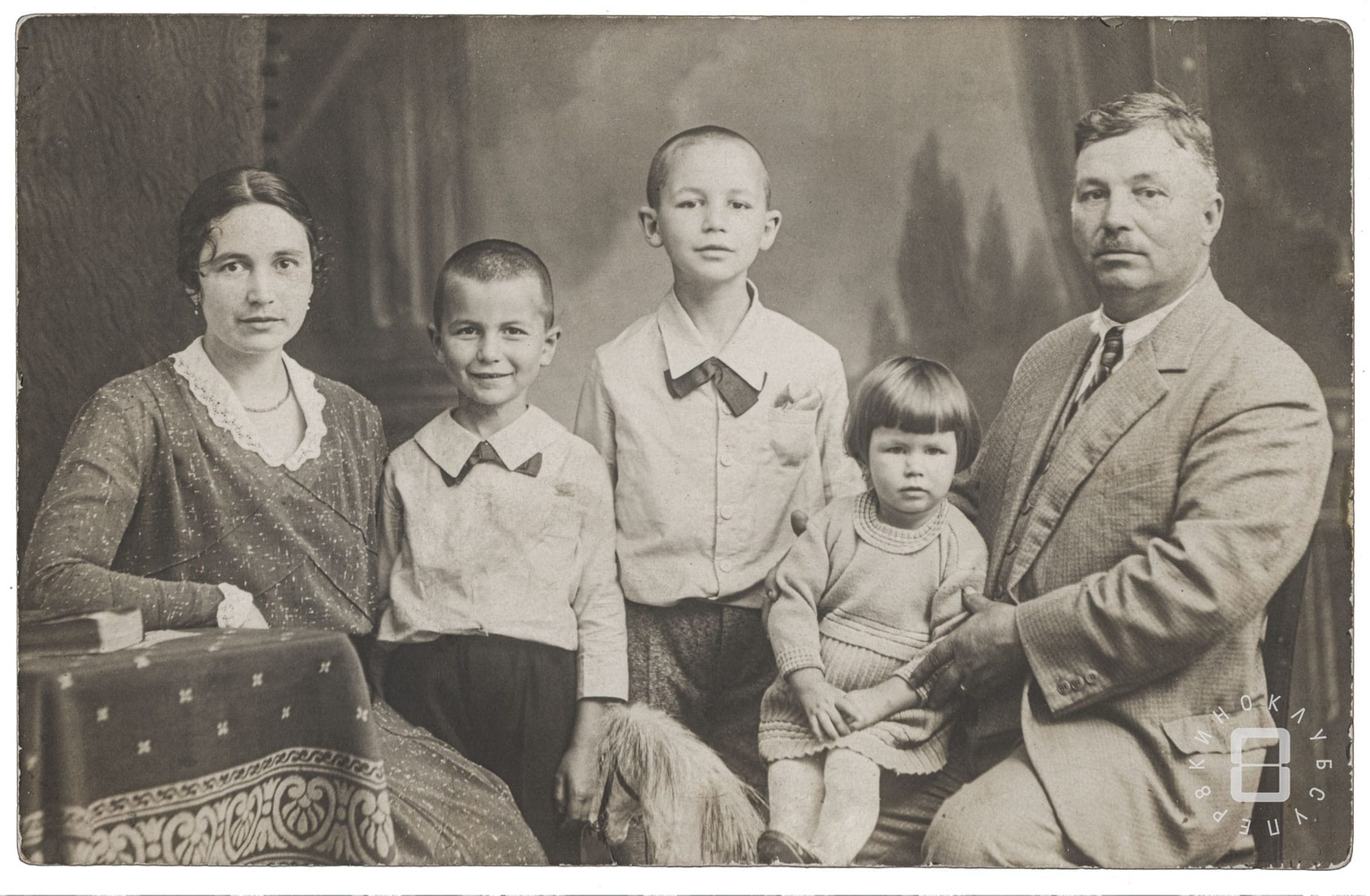 Пенчева с баща си, майка си и двамата си братя, сн. арх. &bdquo;Киноклуб Супер 8&ldquo;