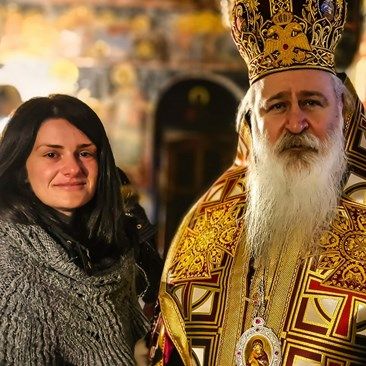 Годеницата на Скатов - Шени Бензеш, пропусна погребението му, но го почете в манастир