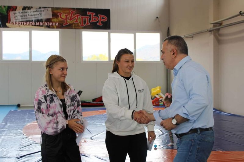 Награди за медалистките от клуба по борба „Станка Златева“ - Софи Тенева и Емине Осман