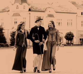 Календар с фотоси на оригинални облекла от Сливенския край от началото на 20 век подготвя фотографът Костас Анастасиу