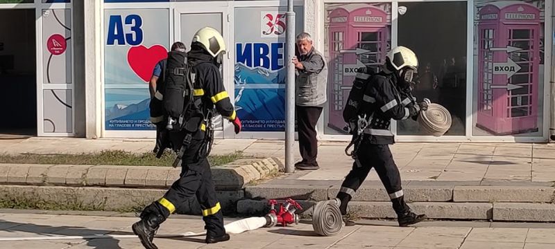 Сливенски пожарникари спасяваха хора и гасиха пожар при демонстрация в сградата на НСТ