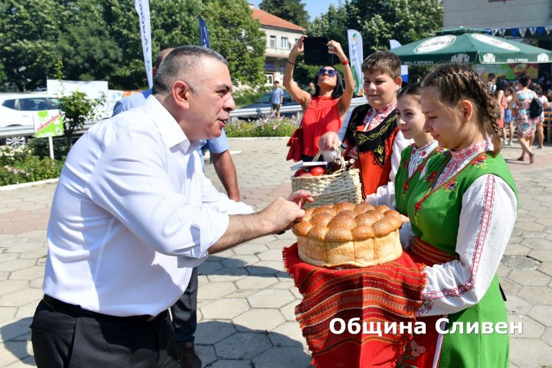 Производители от цялата страна си дадоха среща на юбилейното издание на летния празник „Златна праскова“ в Гавраилово