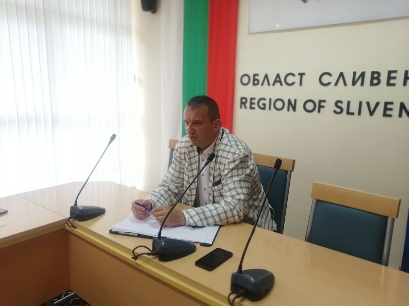 Областният управител се срещна с производители и представители на Пазара за плодове, зеленчуци и цветя