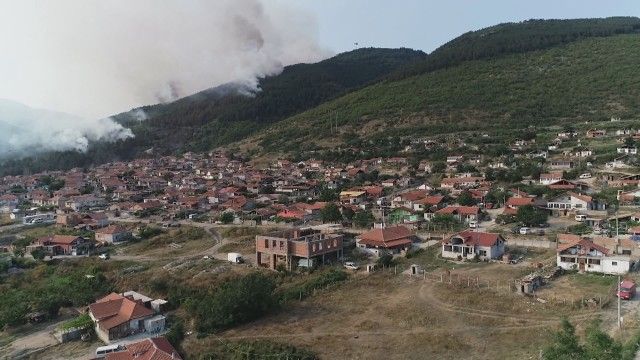 Горският пожар край Твърдица се разраства