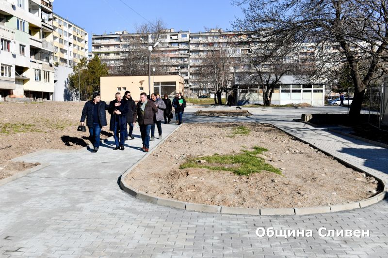 Благоустрояването на междублокови пространства в квартал „Дружба“ е в заключителен етап
