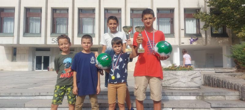 Три медала и две купи за децата от шах клуб ....