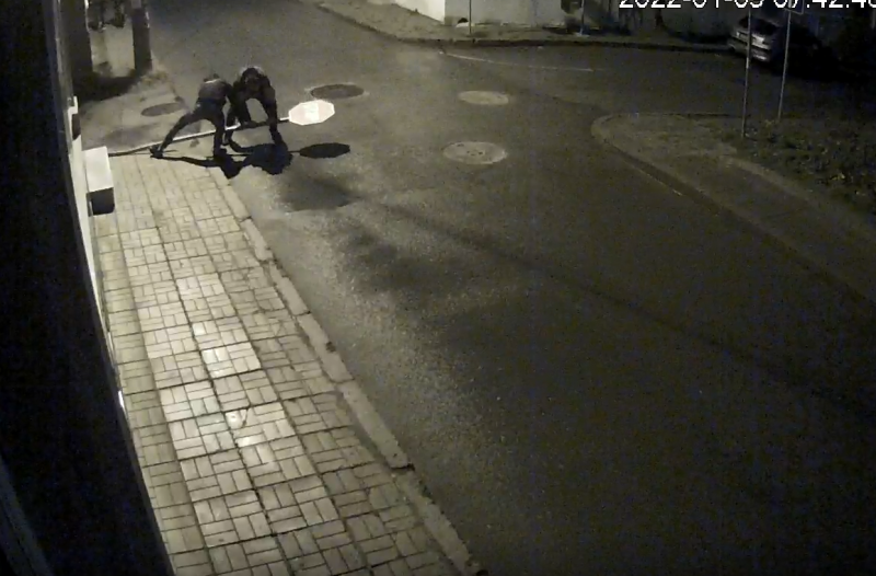 Гражданка сигнализира с видео за вандали, които събарят знак на пътното платно