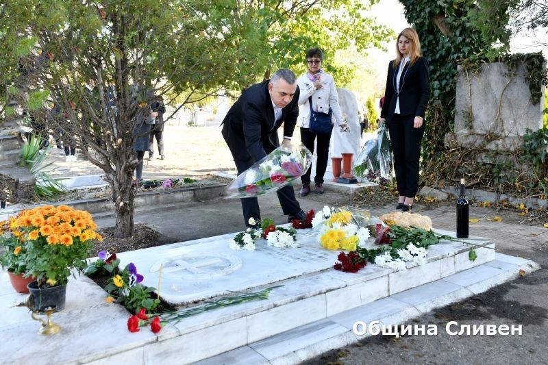 По повод Деня на народните будители в Сливен се извърши поклонение пред лобното място на видни сливенци