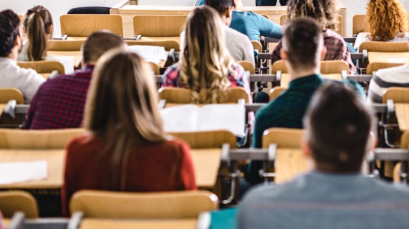 Учениците от 7 и 12 клас се връщат в училище само за матурите