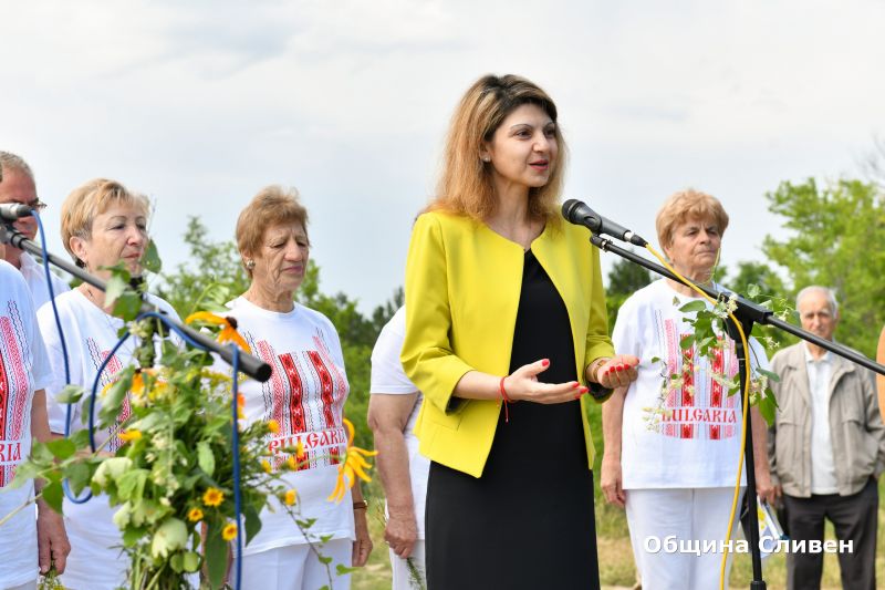Самодейци от пенсионерски клубове от община Сливен отбелязаха с концерт Еньовден