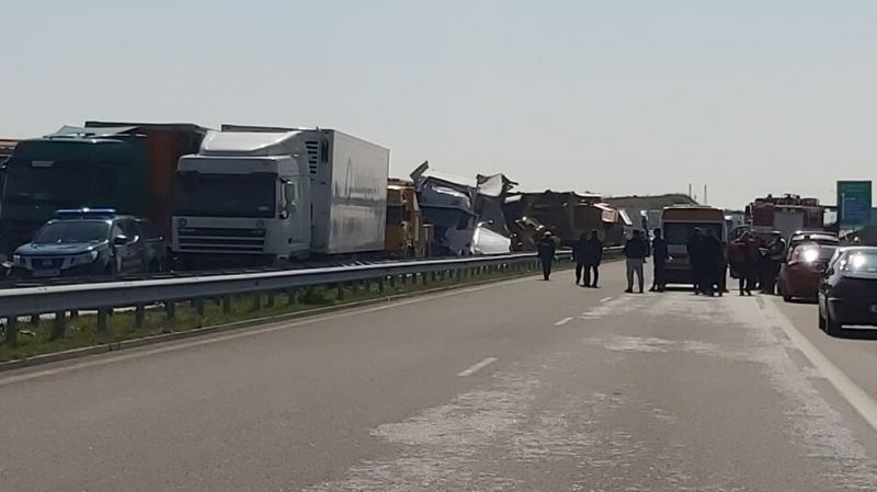 Десетки тирове във верижна катастрофа край Харманли, има загинали 