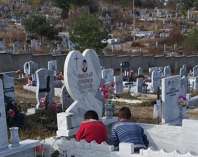 Изоставени деца се хранили от гробище, родителите им избягали в чужбина