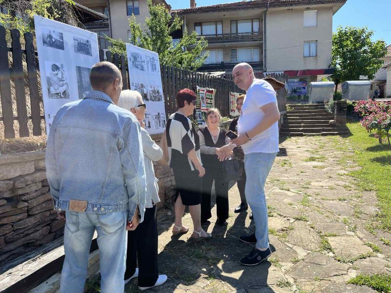Деца се върнаха във времето на котленските килимарки