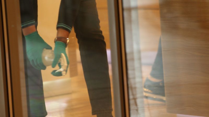 Дезинфекцираха откритите площи в болницата в Ямбол