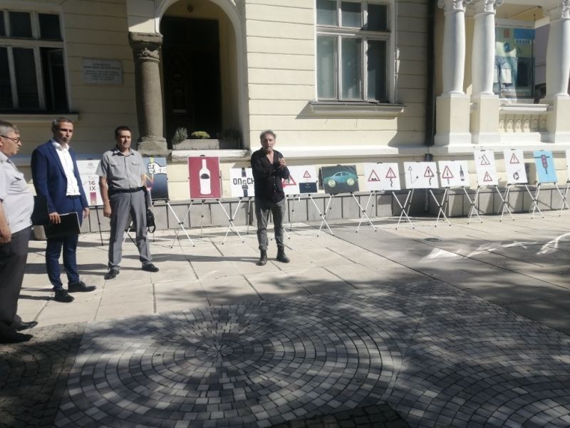 С изложба „Остани жив! Пази живота!“ започнаха Дните за безопасност на пътя в Сливен