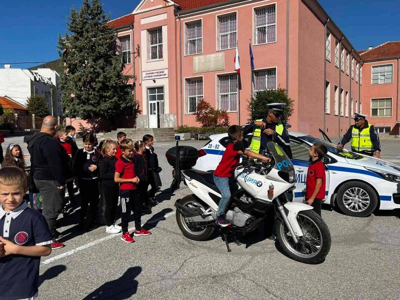 Продължават уроците по пътна безопасност в училища и детски градини в Сливенско