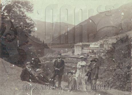 Снимка на Захария Киров с приятели на Рилския манастир. 1898 г. Захария киров е вторият отляво легнал.