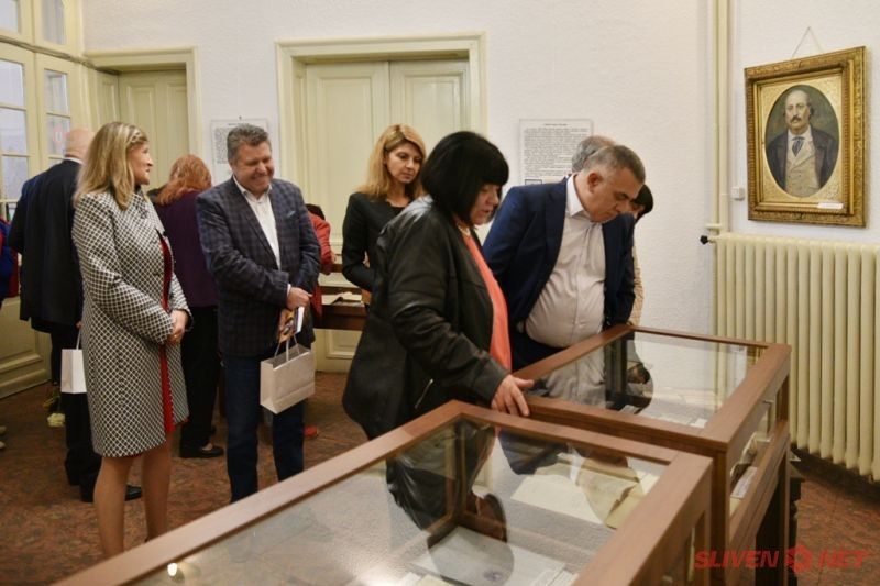 В РБ „Сава Доброплодни“-Сливен бе открита документалната изложба посветена на 200г. от рождението на Добри Чинтулов