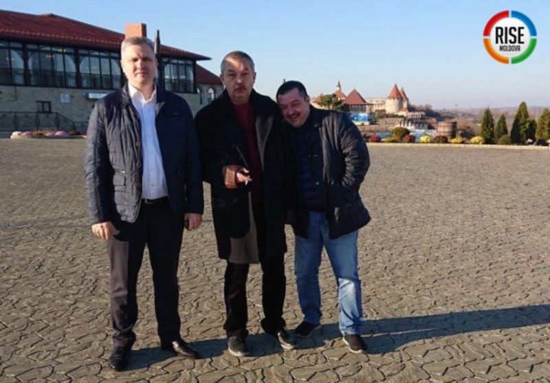 Иван Король (в средата) позира пред Бендерската крепост със зам.-министъра на ДС по оперативната работа Виталий Суходолски.