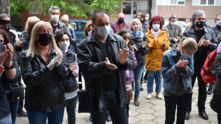 Десетки хора изпратиха лекарката от Сливен, починала от коронавируса