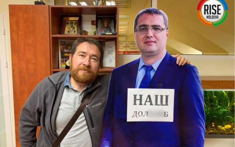 Широбоков в офиса на Белц до картонената фигура на Ренато Усатъй