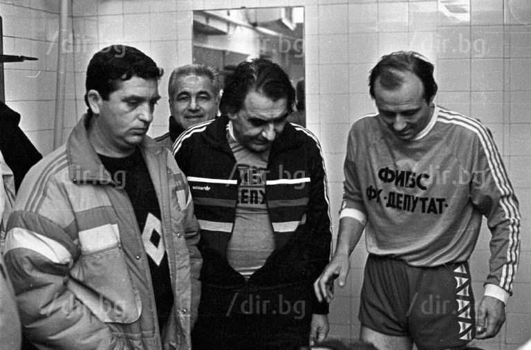 В съблекалнята, от ляво на дясно: Атанас Михайлов, Светлин Русев и Румен Воденичаров. Зад тях - футболистът Иван Колев / Снимка: Иван Григоров