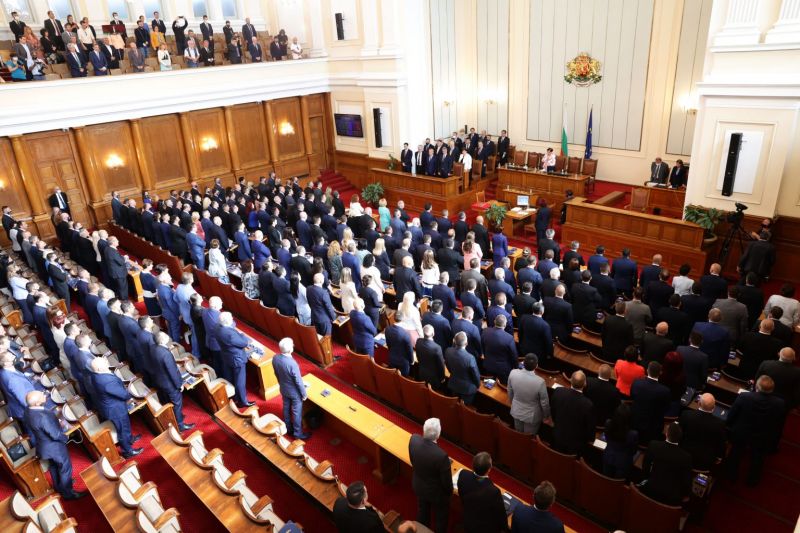 Първи ден на 46-ия парламент: Кабинет до 15 дни и полуобща снимка
