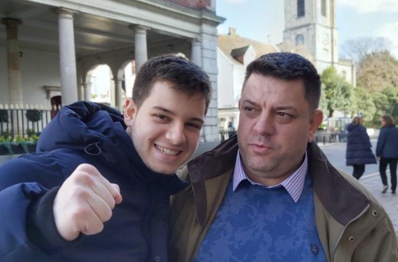 Снимка: facebook „Случайният фен“ на БСП Зафир Зафиров с баща си Атанас Зафиров в Лондон
