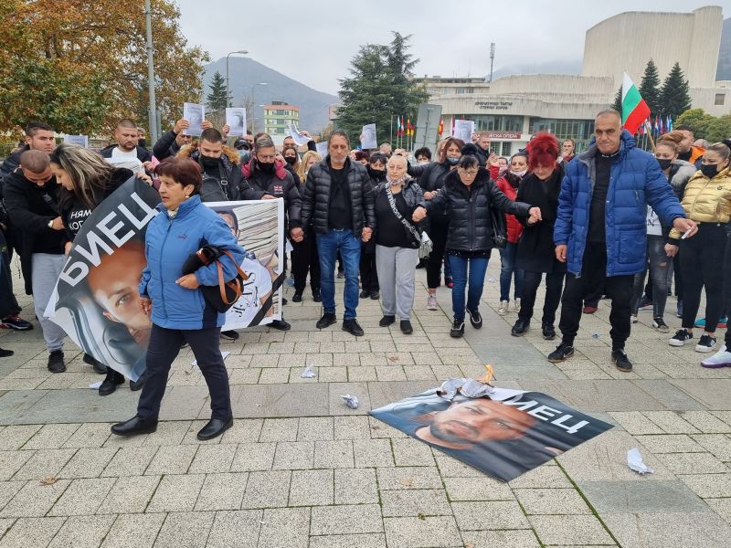 Протестиращи в Сливен настояха за доживотна присъда на обвинен в убийството на 30-годишен мъж