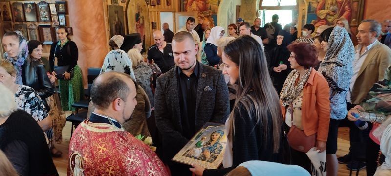 Кандидатите за народни представители от ГЕРБ – Сливен дариха икона за празника на храм „Света Троица“ в село Крушаре