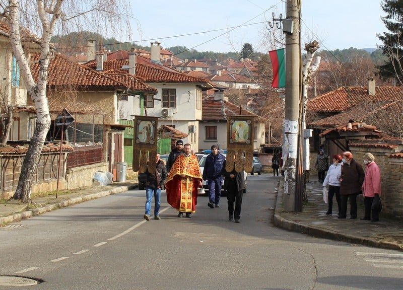 33-годишен „спаси“ кръста на Богоявление в Котел