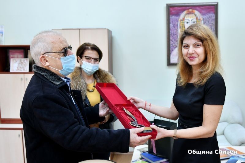 Община Сливен получи юбилейна грамота и почетен знак от Съюза на слепите в България