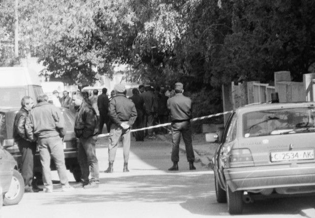 Отцепеният от полицията район около кооперацията на “Латинка” 15. 2 октомври 1996 г.