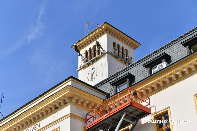 Започна ремонтът на градския часовник над сградата на Община Сливен