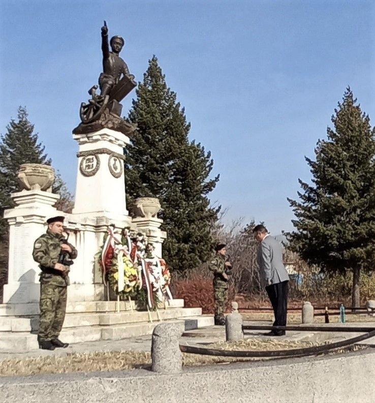 Антоний Андонов взе участие в ритуала за Архангелова задущница пред паметника на Шести артилерийски полк в Сливен
