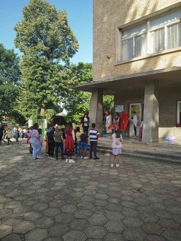Първият звънец удари за 1704 ученици в училища от община Котел