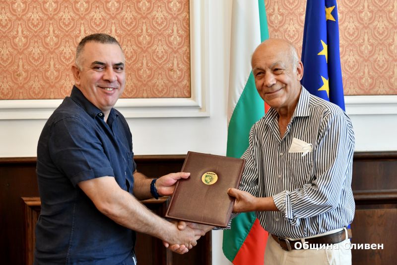 Кметът Стефан Радев и Георги Калайджиев сключиха договор за дарение на сдружение „Музиката вместо улицата“