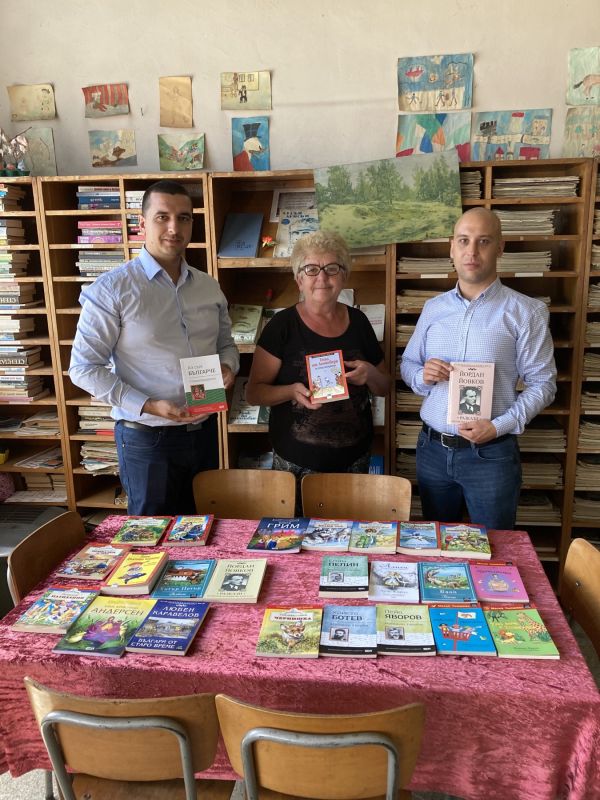 Общински съветници от ГЕРБ-Сливен дариха книги на НЧ 'Труд - 1905' в село Стара река