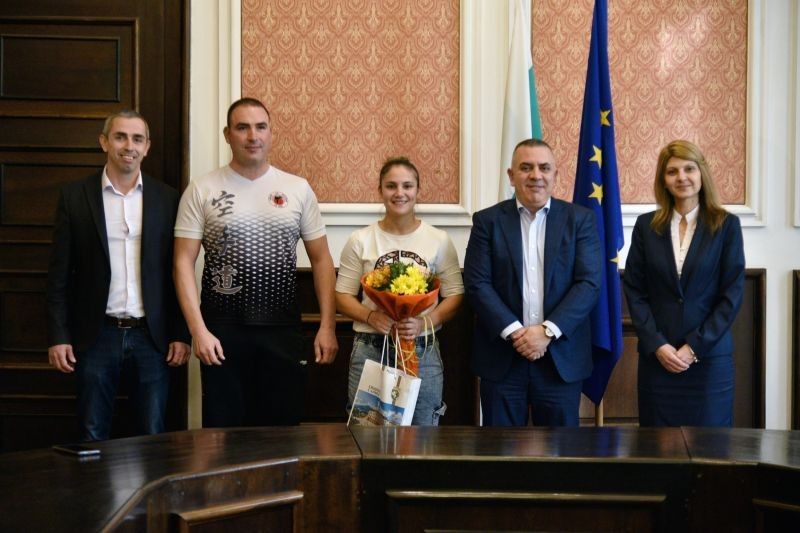 Олимпийската шампионка по карате Ивет Горанова се срещна с кмета на Сливен Стефан Радев