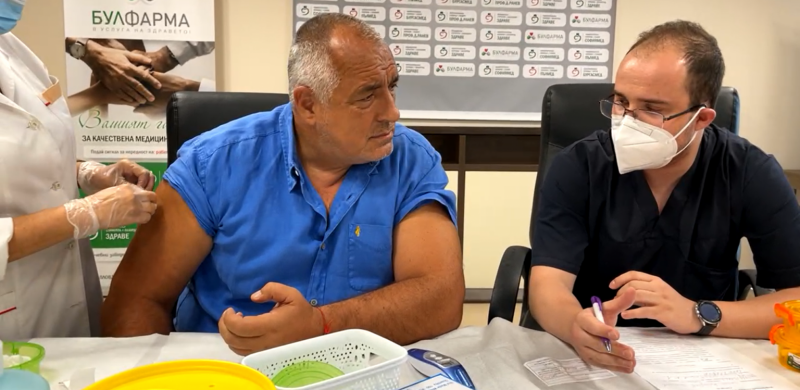 „Имам оплаквания от служебното правителство“: Бойко Борисов се ваксинира срещу COVID-19