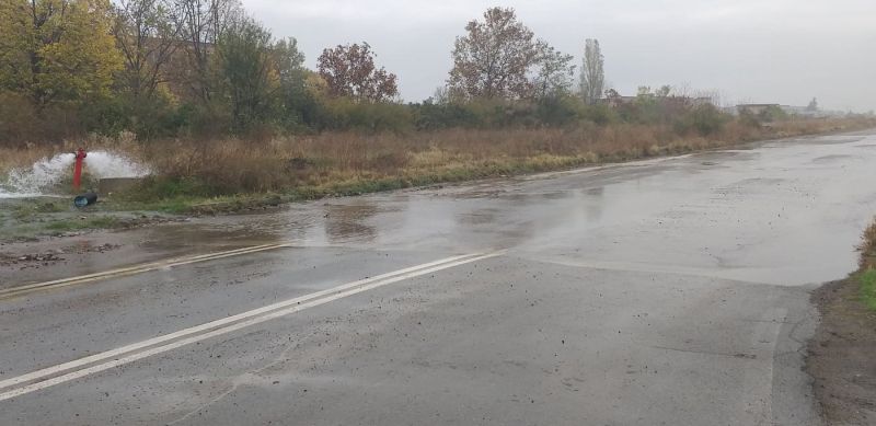 Разхищение: Противопожарен кран тече от снощи в Индустриалната зона на Сливен