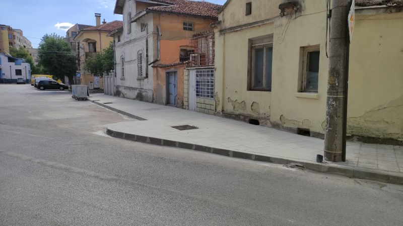 Община Сливен ремонтира тротоари на площад „Васил Левски“