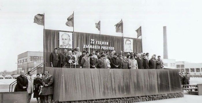 През 70-те и 80-те години държавното предприятие „Океански риболов“ е замесено в афера с улов на омари и мерлуза.
