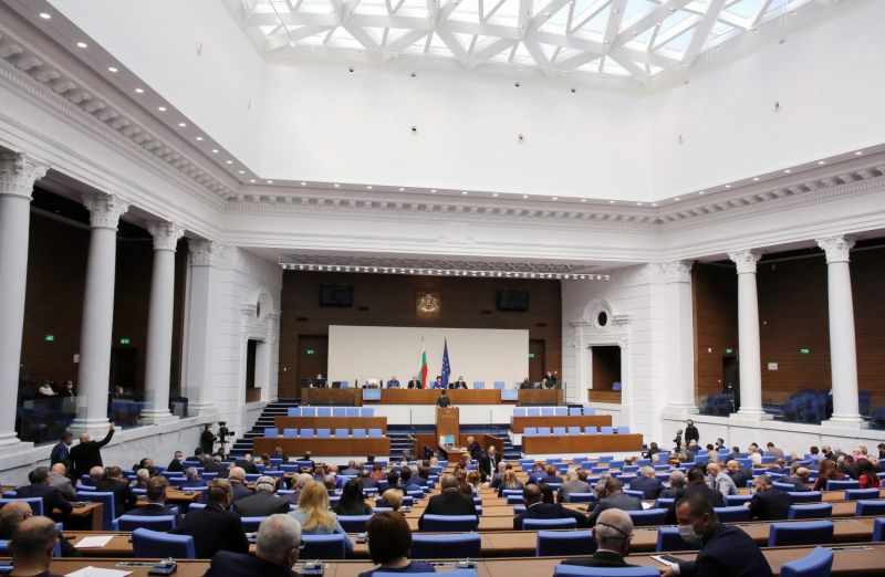 С нови обещания: Депутатите пратиха 44-ия парламент в историята
