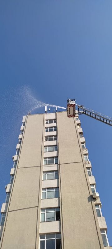 Сливенски пожарникари спасяваха хора и гасиха пожар при демонстрация в сградата на НСТ