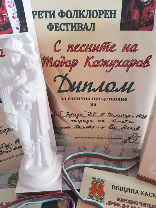 Награда от кмета на Хасково и признание от Тодор Кожухаров за децата от Школата по народно пеене на Велина Стайкова в Сливен (видео)