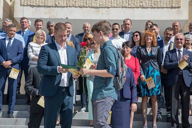 Кметът на Стара Загора Живко Тодоров връчва на Мирослав Минчев наградата “Млада Загора”.