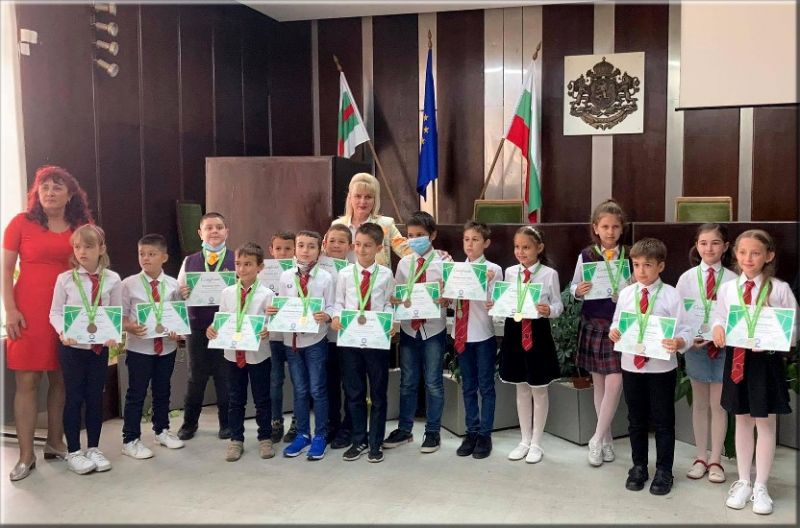 Кметът г-н Стефан Радев награди медалистите от пролетния кръг на 'Математика без граници'