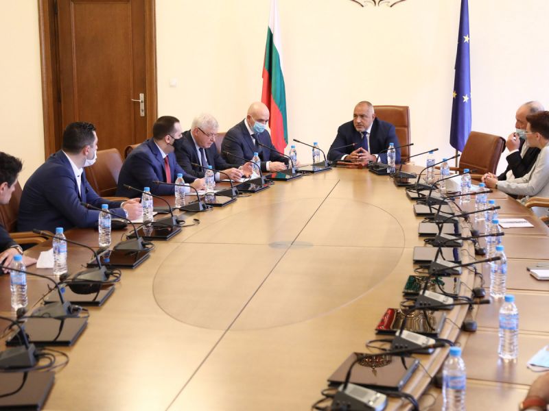 Отварят моловете от понеделник