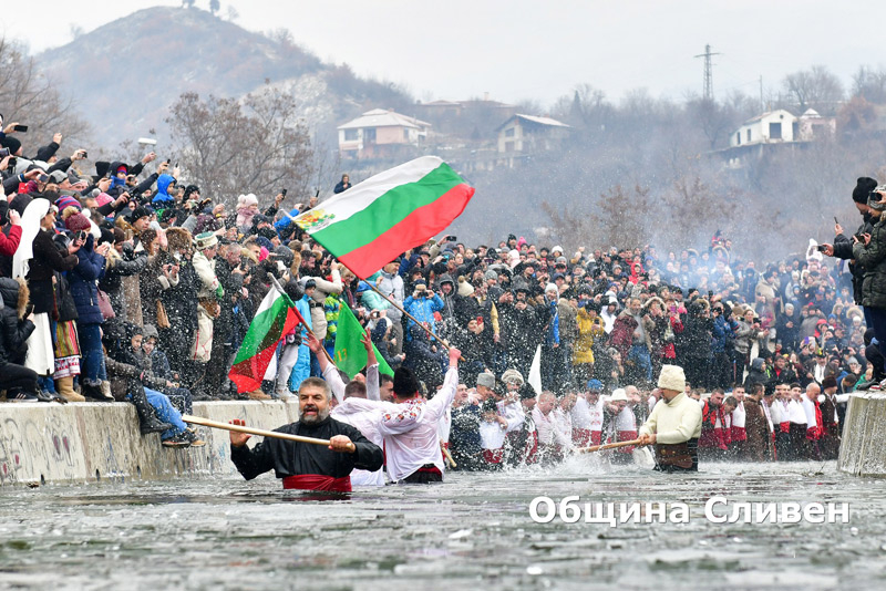 bogoyavlenski-ritual-vodite-novoselska-reka-sliven-yordanovden-960x640.jpg
